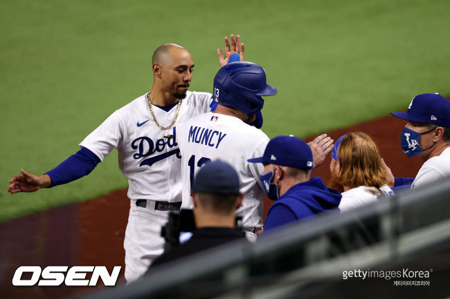 [사진] 다저스 무키 베츠(왼쪽)와 맥스 먼시가 기뻐하고 있다. /ⓒGettyimages(무단전재 및 재배포 금지)