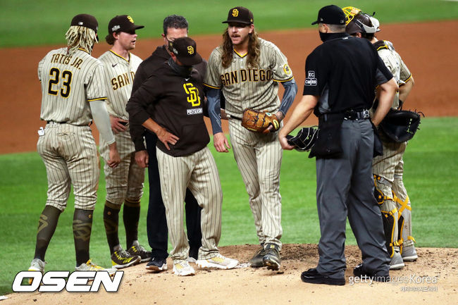 [사진] 2회 부상으로 강판되는 샌디에이고 마이크 클레빈저 / ⓒGettyimages(무단전재 및 재배포 금지)