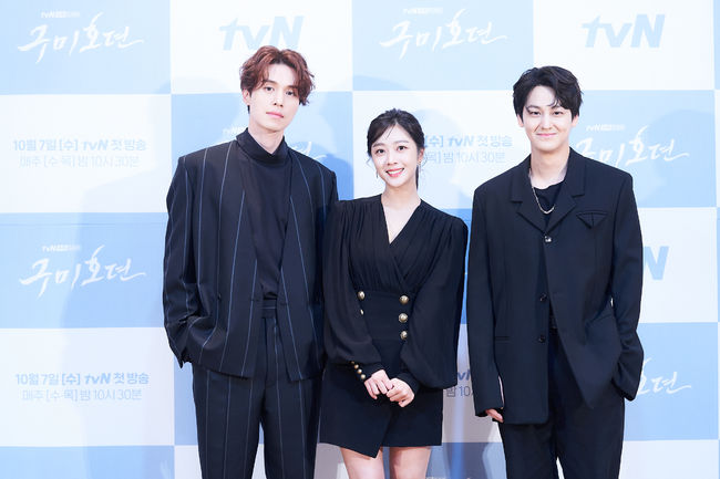 [사진=tvN 제공] '구미호뎐' 제작발표회에 배우 이동욱(왼쪽부터), 조보아, 김범이 참석해 포즈를 취했다.