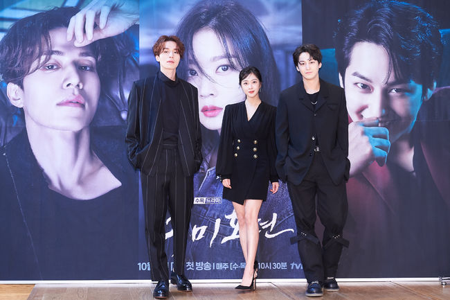 [사진=tvN 제공] '구미호뎐' 제작발표회에 배우 이동욱(왼쪽부터), 조보아, 김범이 참석해 포즈를 취했다.