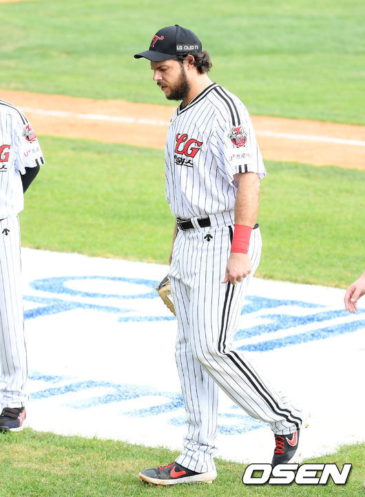 1일 오후 서울 잠실야구장에서 ‘2020 신한은행 SOL KBO 리그’ LG 트윈스와 롯데 자이언츠의 경기가 열렸다.5회초 1사 1루 LG 1루수 라모스가 롯데 1루주자 김재유를 견제사 아웃 시키던 중 다리에 부상을 입고 교체되고 있다. /cej@osen.co.kr