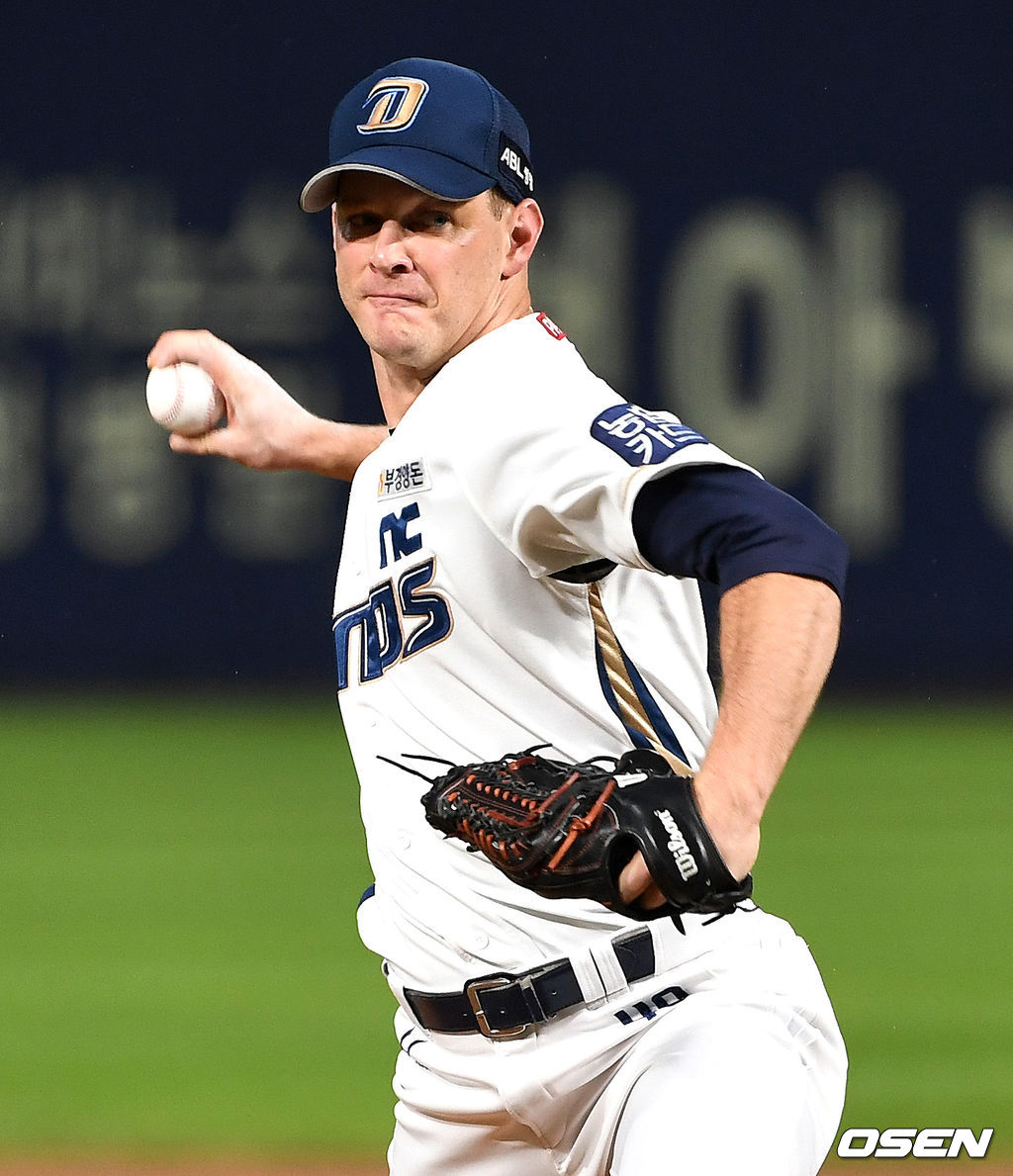 NC 선발 루친스키가 힘차게 공을 뿌리고 있다./ dreamer@osen.co.kr