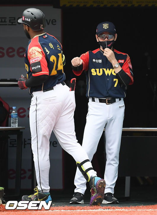 3일 오후 경기도 수원시 수원KT위즈파크에서 KBO리그 KT 위즈와 LG 트윈스의 더블헤더 1차전이 진행됐다.3회말 2사 1루 KT 로하스가 선취 2점 홈런을 날린뒤 이강철 감독과 하이파이브를 하고 있다. / soul1014@osen.co.kr