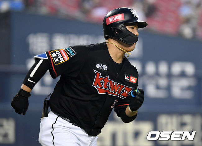 15일 오후 서울 잠실야구장에서 ‘2020 신한은행 SOL KBO 리그’ 두산베어스와 KT 위즈의 경기가 열렸다. 4회초 무사에서 KT 강백호가 좌중간 2루타를 치고 있다. /sunday@osen.co.kr