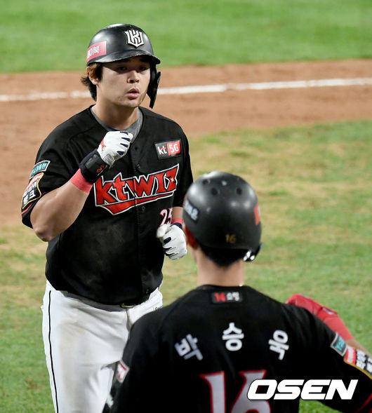 29일 오후 대구삼성라이온즈파크에서 ‘2020 신한은행 SOL KBO 리그’ 삼성 라이온즈와 KT 위즈의 경기가 열렸다.8회초 무사 KT 문상철이 솔로 홈런을 날린 뒤 박승욱과 하이파이브를 하고 있다./ksl0919@osen.co.kr