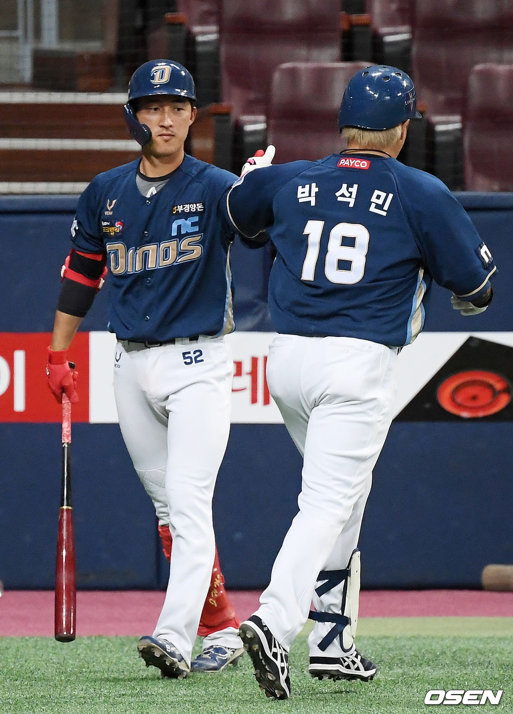 4회초 1사 NC 박석민이 좌월 솔로 홈런을 날린 후 덕아웃으로 들어가며 노진혁과 하이파이브를 하고 있다. /rumi@osen.co.kr