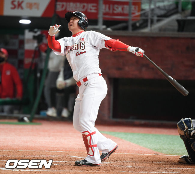 7일 오후 인천 SK행복드림구장에서 KBO리그 SK 와이번스와 두산 베어스의 경기가 진행됐다.9회말 2사 SK 최정이 끝내기 홈런을 날리고 있다. / soul1014@osen.co.kr