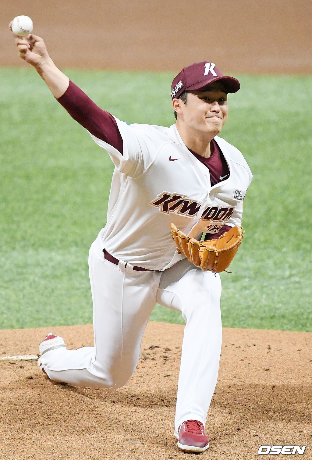 키움 선발 최원태가 마운드 위에서 힘차게 공을 뿌리고 있다. /rumi@osen.co.kr
