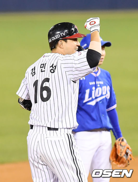 7일 오후 서울 잠실야구장에서 '2020 신한은행 SOL KBO리그' LG 트윈스와 삼성 라이온즈의 경기가 열렸다. 8회말 무사 1,2루 LG 김민성이 2타점 적시 2루타를 때린 뒤 기뻐하고 있다. /youngrae@osen.co.kr