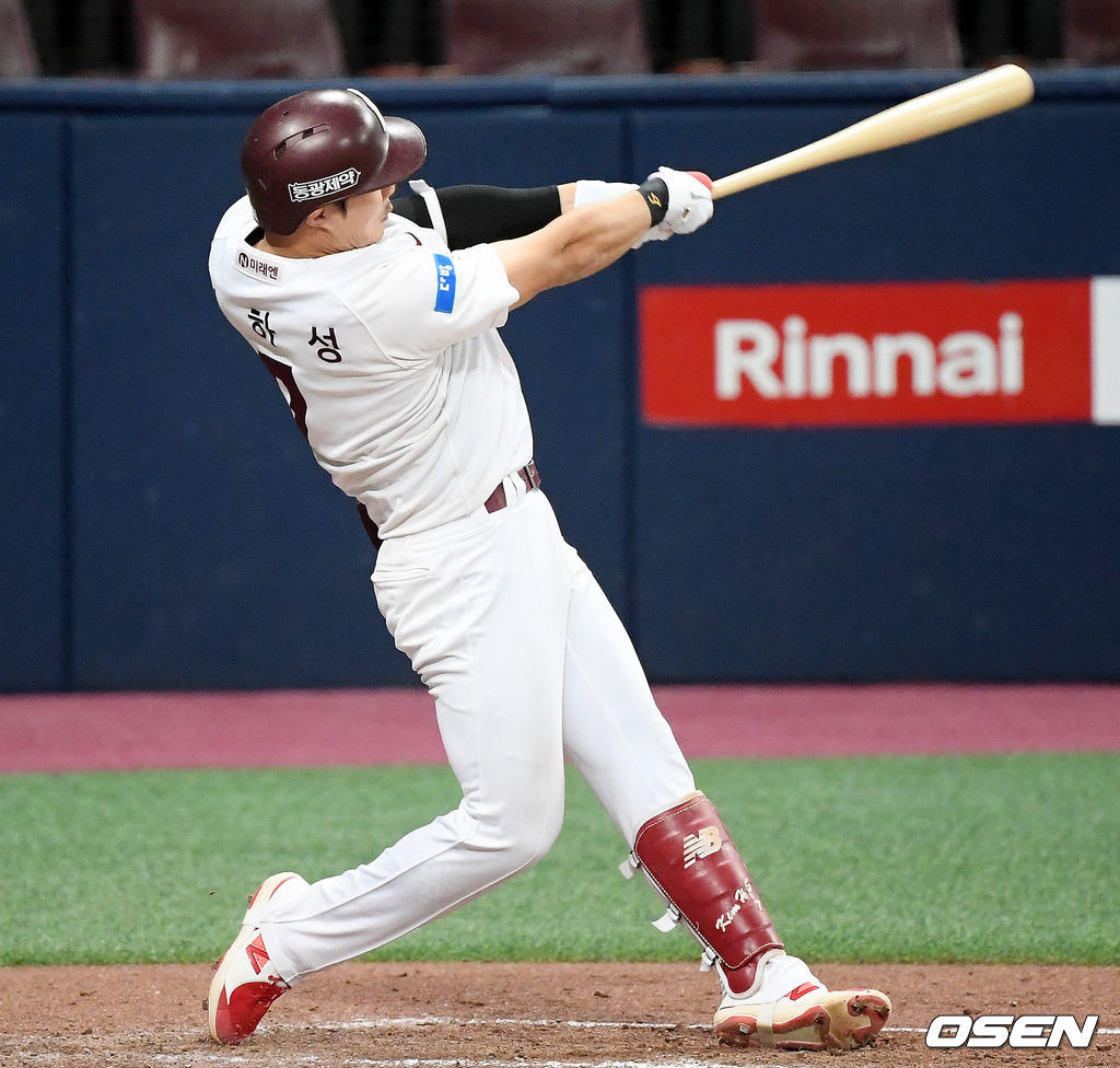 7일 오후 서울 고척스카이돔에서 '2020 신한은행 SOL KBO리그' 키움 히어로즈와 NC 다이노스의 경기가 열렸다.5회말 키움 김하성이 좌월 솔로홈런을 날리고 있다. /rumi@osen.co.kr