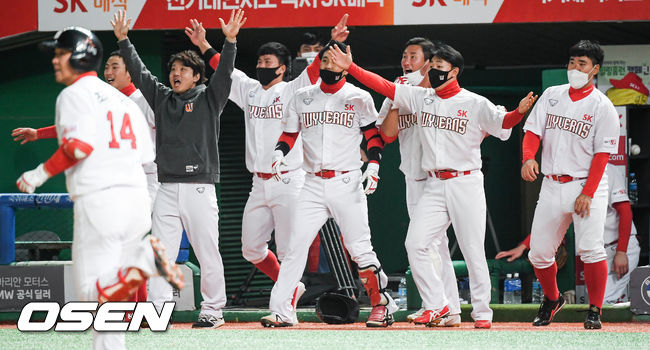9회말 2사 SK 최정의 끝내기 홈런때 SK 선수들이 기뻐하고 있다 / soul1014@osen.co.kr
