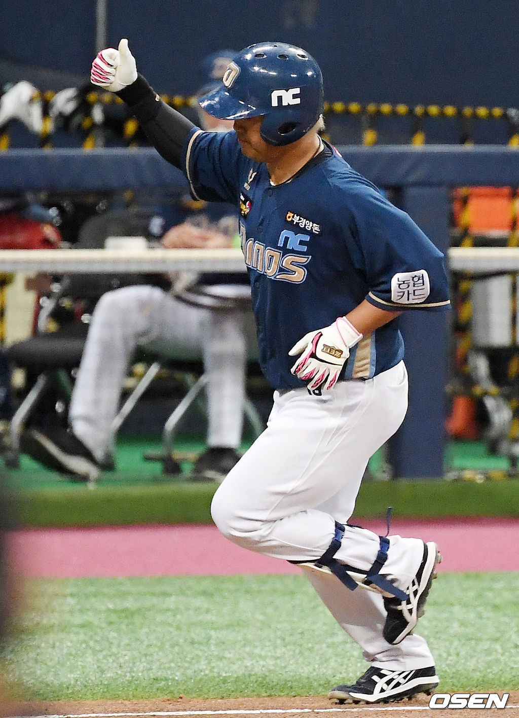 4회초 1사 NC 박석민이 좌월 솔로 홈런을 날린 후 그라운드를 돌고 있다. /rumi@osen.co.kr