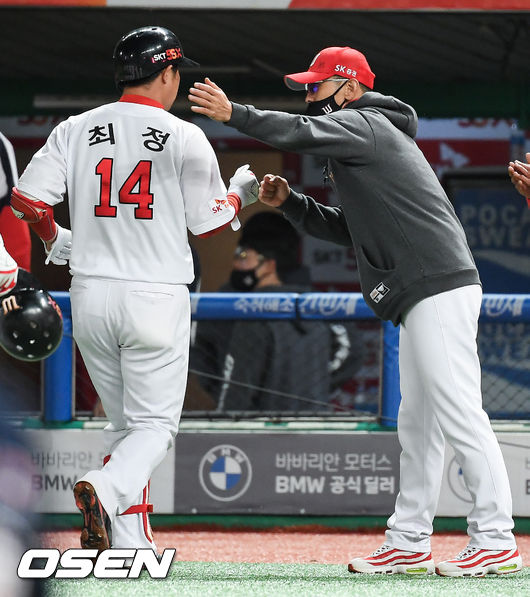 경기종료 후 끝내기 홈런을 날린 최정이 박경완 감독대행과 하이파이브를 하고 있다. / soul1014@osen.co.kr