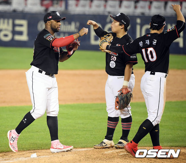 경기 종료 후 마운드 위에 모인 KT 선수들이 기뻐하고 있다. /cej@osen.co.kr