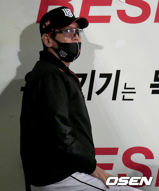 29일 오후 대구삼성라이온즈파크에서 ‘2020 신한은행 SOL KBO 리그’ 삼성 라이온즈와 KT 위즈의 경기가 열렸다.7회초 KT 이강철 감독이 전광판을 바라보고 있다./ksl0919@osen.co.kr