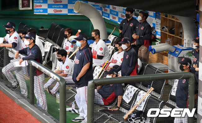 롯데 덕아웃 선수들 및 코치진들이 마스크를 착용하고 있다. /rumi@osen.co.kr