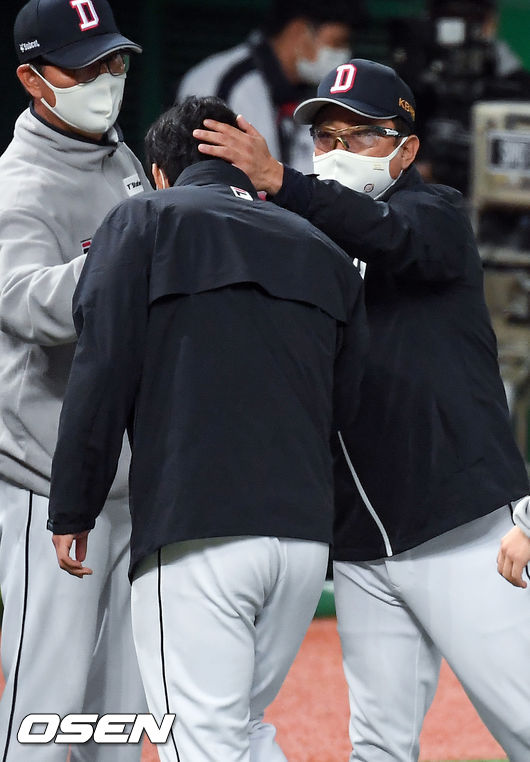 6일 경기종료 후 두산 김태형 감독이 최원준을 독려하고 있다. /soul1014@osen.co.kr