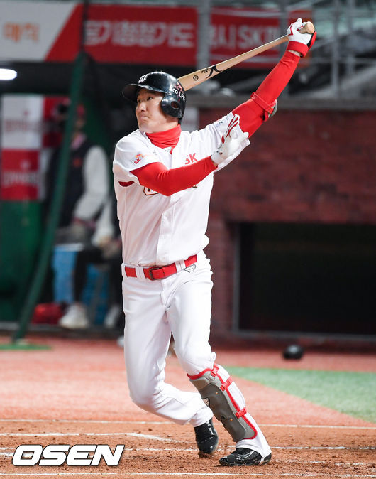 2회말 2사 1,2루 SK 오태곤이 3점 홈런을 날리고 있다. /soul1014@osen.co.kr