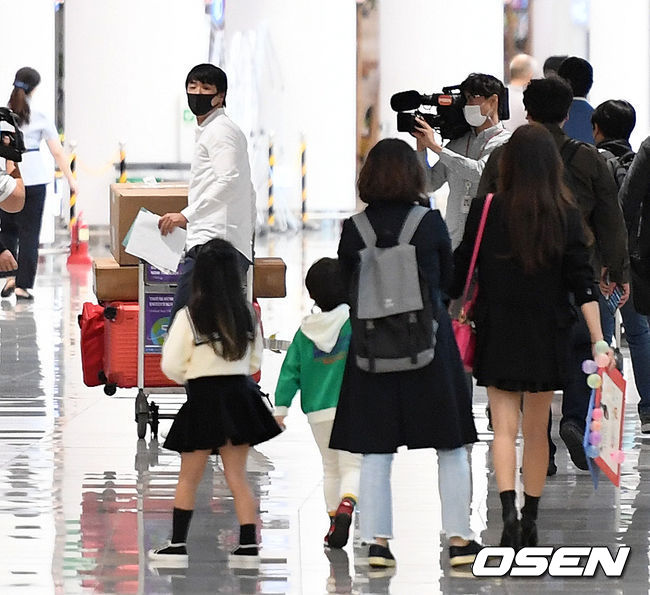 메이저리그 데뷔 시즌을 성공적으로 마친 세인트루이스 카디널스 김광현이 인천공항 제2터미널을 통해 7일 오후 귀국했다.김광현이 가족들을 바라보며 인사를 하고 있다. /sunday@osen.co.kr