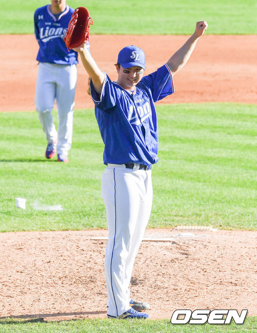 경기종료 후 데뷔 첫 완봉승을 거둔 최채흥이 환호하고 있다. /  soul1014@osen.co.kr