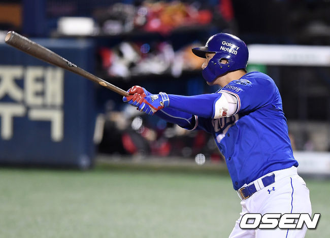 7일 오후 서울 잠실야구장에서 '2020 신한은행 SOL KBO리그' LG 트윈스와 삼성 라이온즈의 경기가 열렸다. 4회초 무사 삼성 김동엽이 안타를 때려내고 있다. /youngrae@osen.co.kr