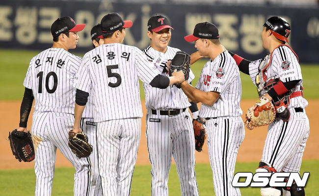 LG는 7일 잠실구장에서 열린 ‘2020 신한은행 SOL KBO 리그’ 삼성 라이온즈와 팀간 15차전에서 3-1 승리를 거뒀다. 승리를 거둔 LG 선수들이 기뻐하고 있다. /youngrae@osen.co.kr