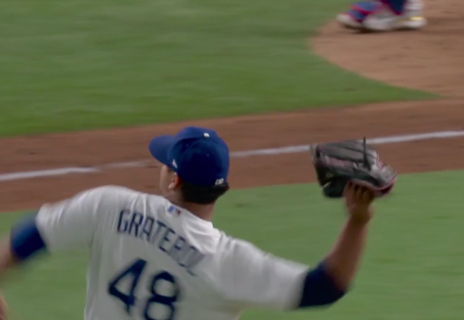 [사진] 벨린저의 호수비 직후 글러브를 던지는 그라테롤 /MLB TV 중계화면 캡처