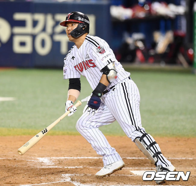 7일 오후 서울 잠실야구장에서 '2020 신한은행 SOL KBO리그' LG 트윈스와 삼성 라이온즈의 경기가 열렸다. 8회말 무사 1,2루 LG 김민성이 2타점 적시 2루타를 때려내고 있다. /youngrae@osen.co.kr