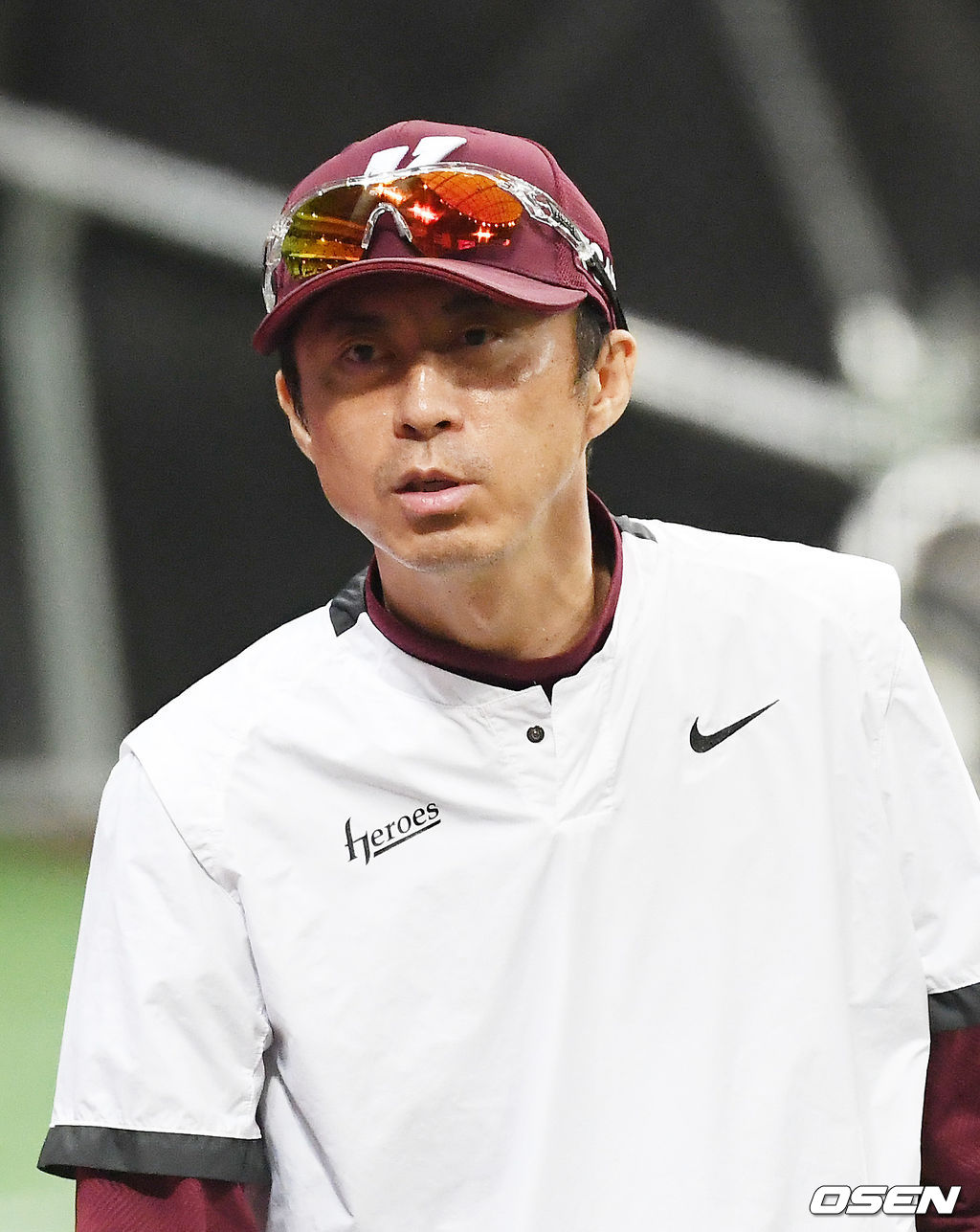 키움 손혁 감독이 그라운드 위에서 선수들의 훈련을 주시하고 있다. /rumi@osen.co.kr