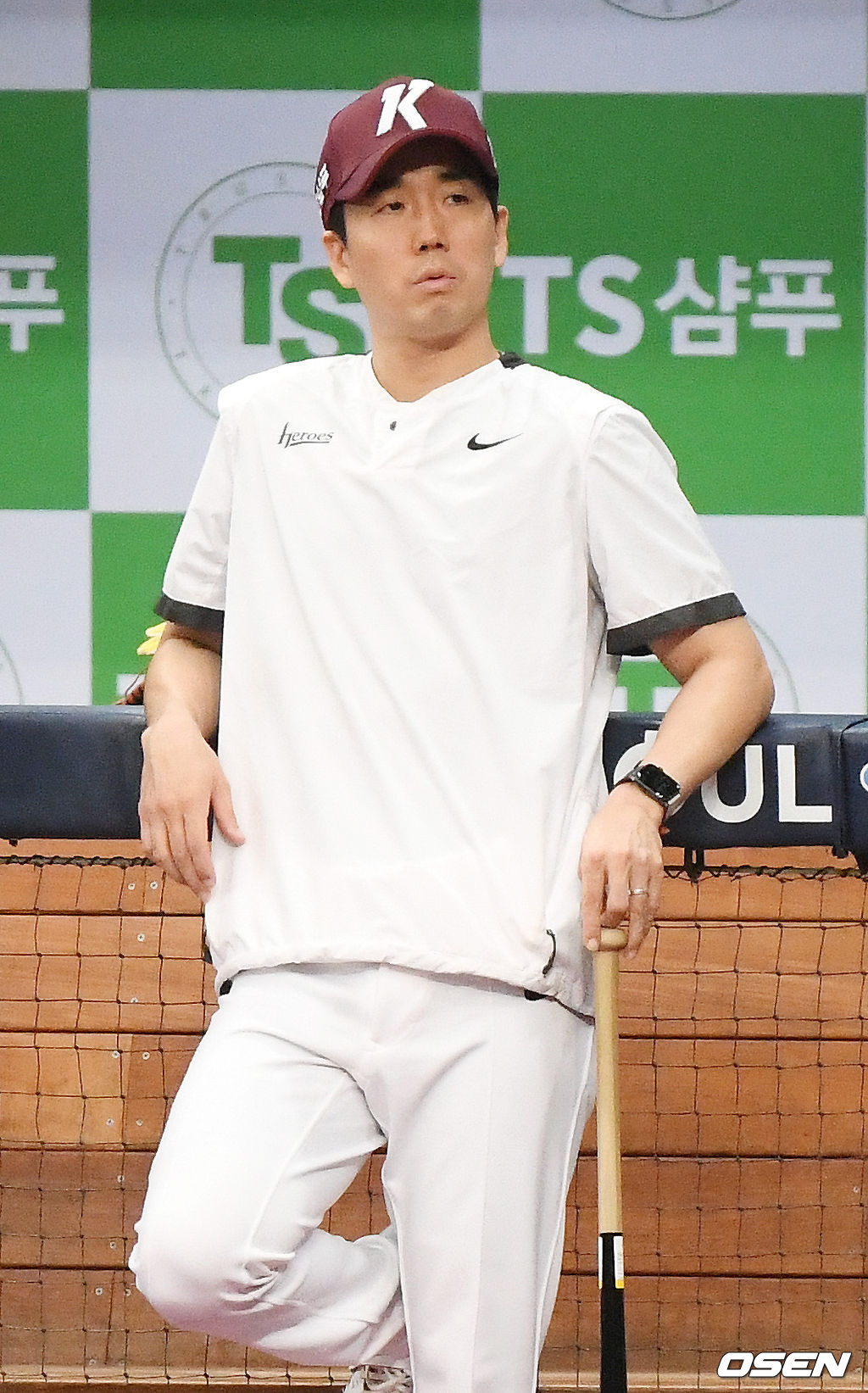 이 날 자진 사퇴를 한 키움 손혁 감독을 대신해 감독 대행으로 선임된 김창현 퀄리티컨트롤 코치가 덕아웃 앞에서 선수들의 훈련을 지켜보고 있다. /rumi@osen.co.kr