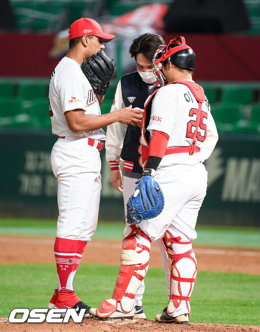 2회초 1사 1,2루 SK 선발투수 핀토가 이현석 포수와 이야기를 나누고 있다 / soul1014@osen.co.kr