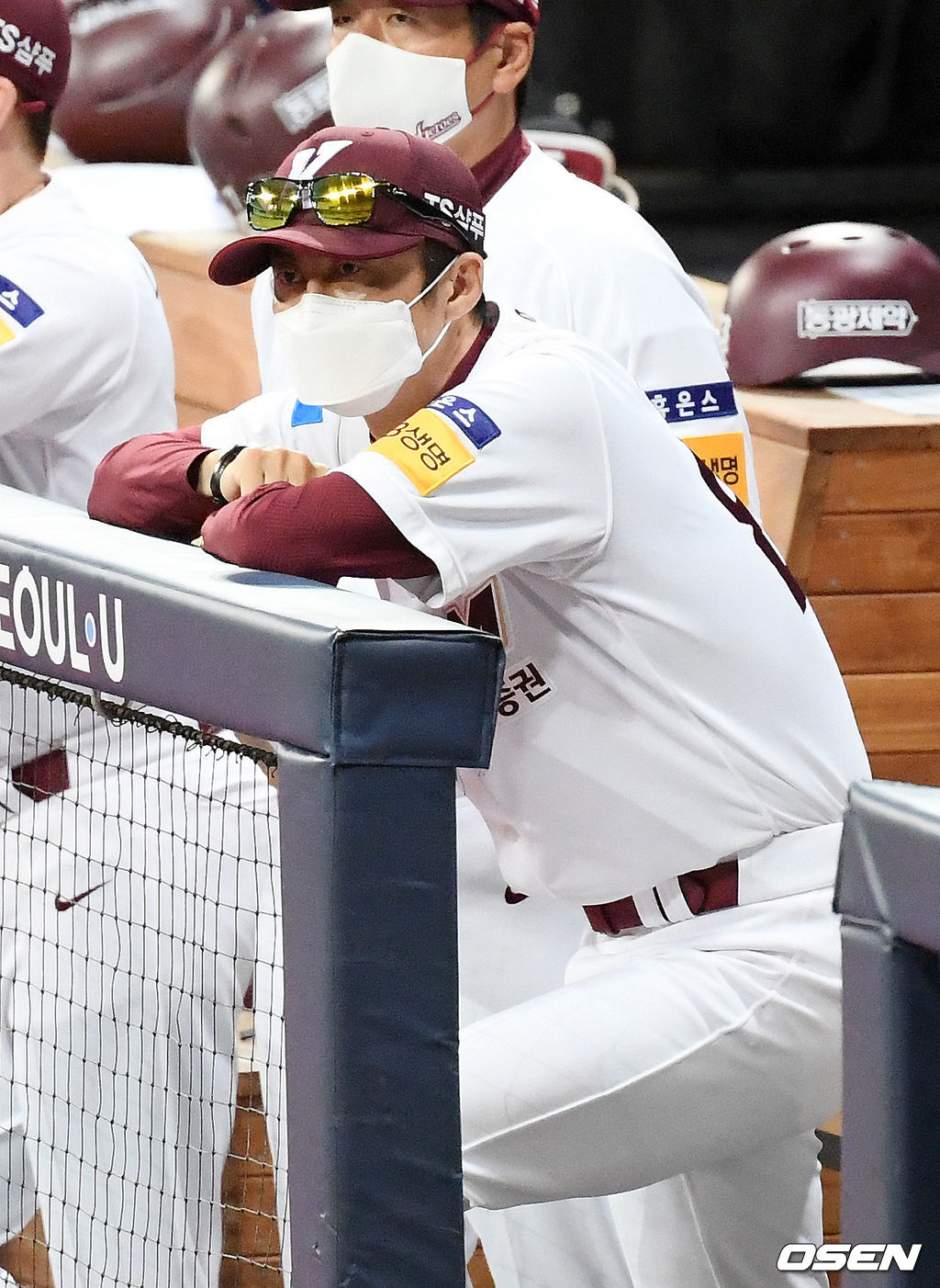 키움 손혁 감독이 덕아웃에서 경기를 주시하고 있다. /rumi@osen.co.kr