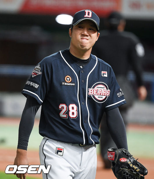 1회말 이닝종료 후 선취점 허용한 두산 선발 장원준이 아쉬워하며 더그아웃으로 들어가고 있다. / soul1014@osen.co.kr