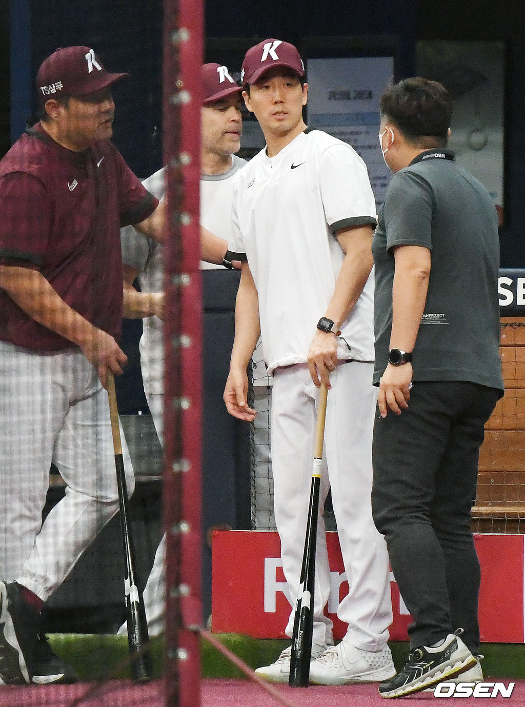 이 날 자진 사퇴를 한 키움 손혁 감독을 대신해 감독 대행으로 선임된 김창현 퀄리티컨트롤 코치가 코치진 및 구단 관계자와 얘기를 나누고 있다. /rumi@osen.co.kr