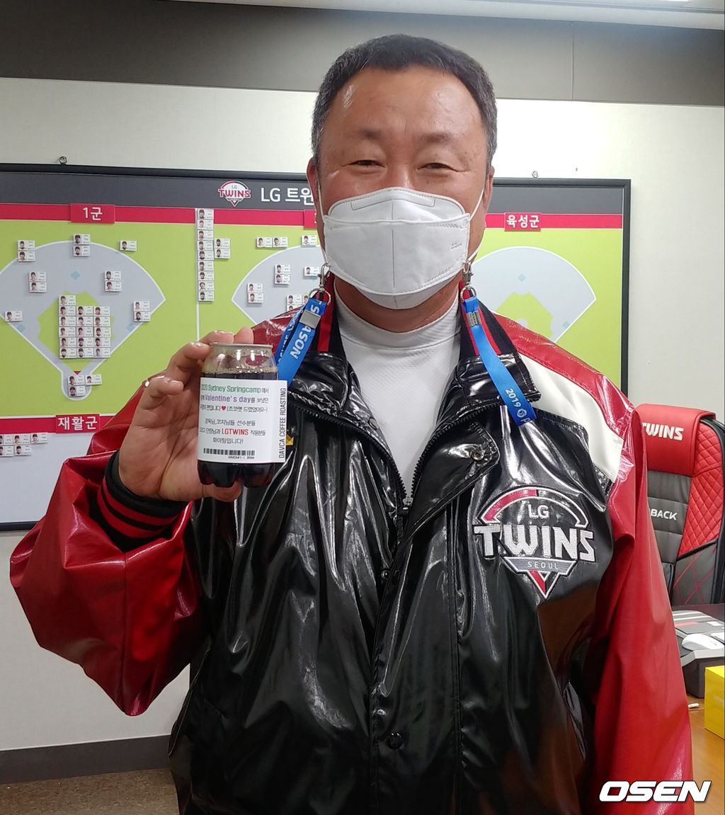 LG 차명석 단장이 팬들의 선물을 받고 감사한 마음을 전했다. ⓒ LG 트윈스
