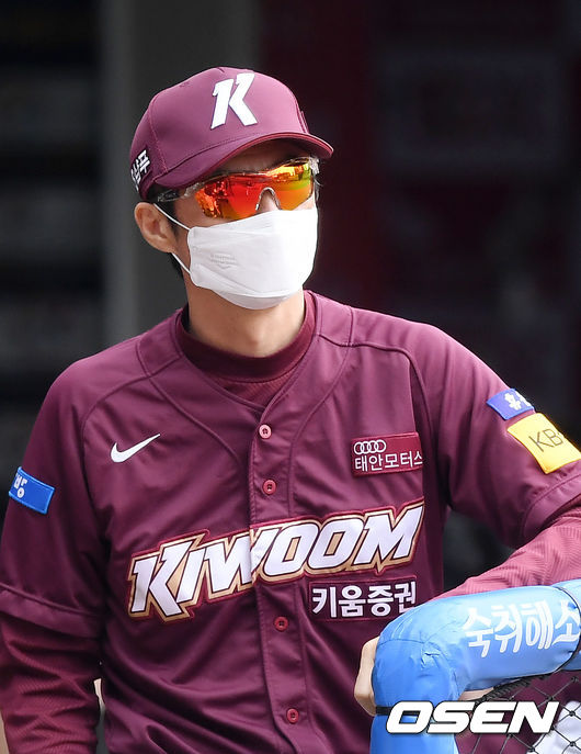키움 손혁 감독이 덕아웃에서 경기를 주시하고 있다./rumi@osen.co.kr