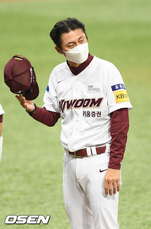 키움을 이끌던 손혁 감독이 자진 사퇴했다.