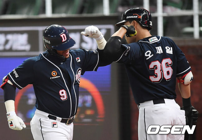 3회초 1사 1루 두산 페르난데스가 투런 홈런을 때린 뒤 오재일과 세레머니를 하고 있다. /youngrae@osen.co.kr