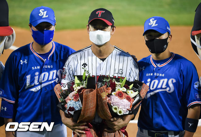 삼성과 마지막 경기를 앞둔 LG 박용택이 삼성 우규민과 박해민에게 꽃다발을 받은뒤 포즈를 취하고 있다. / soul1014@osen.co.kr