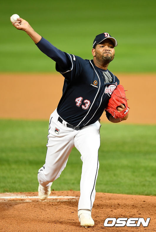 1회말 두산 알칸타라가 역투하고 있다. /youngrae@osen.co.kr