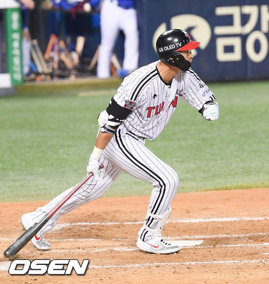 7회말 2사 1루 2224경기 출장으로 KBO 최다 경기 출장 신기록을 세운 LG 박용택이 안타를 날리고 있다.   / soul1014@osen.co.kr