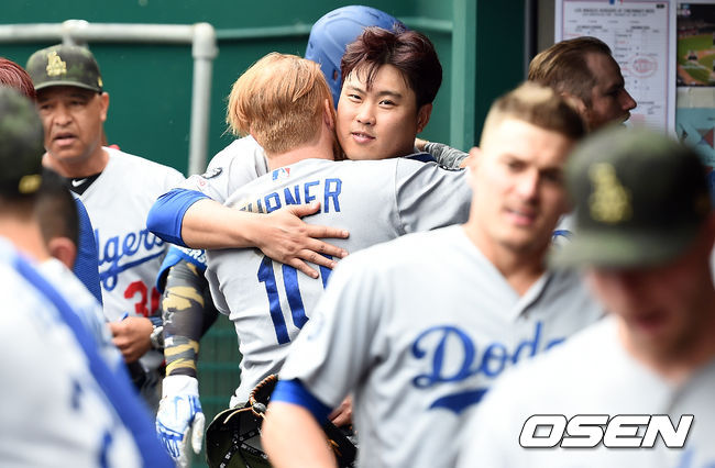 8회초 타석에서 교체된 류현진이 터너와 포옹을 하고 있다./ soul1014@osen.co.kr