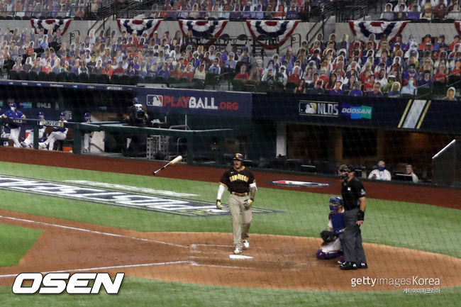 [사진] 배트 플립을 하는 매니 마차도 /ⓒGettyimages(무단전재 및 재배포 금지)