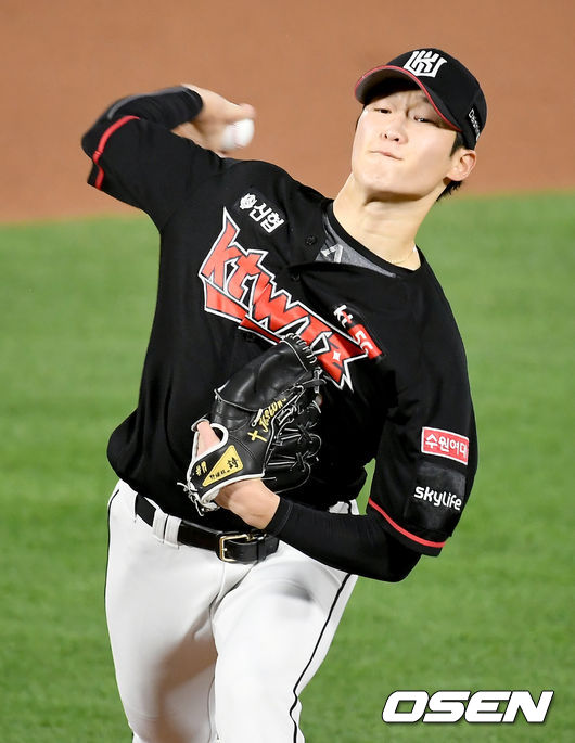 8일 오후 부산 사직야구장에서 ‘2020 신한은행 SOL KBO리그’ 롯데 자이언츠와 KT 위즈의 경기가 열렸다.1회말 KT 선발 배제성이 마운드에 올라 힘차게 공을 뿌리고 있다./ksl0919@osen.co.kr