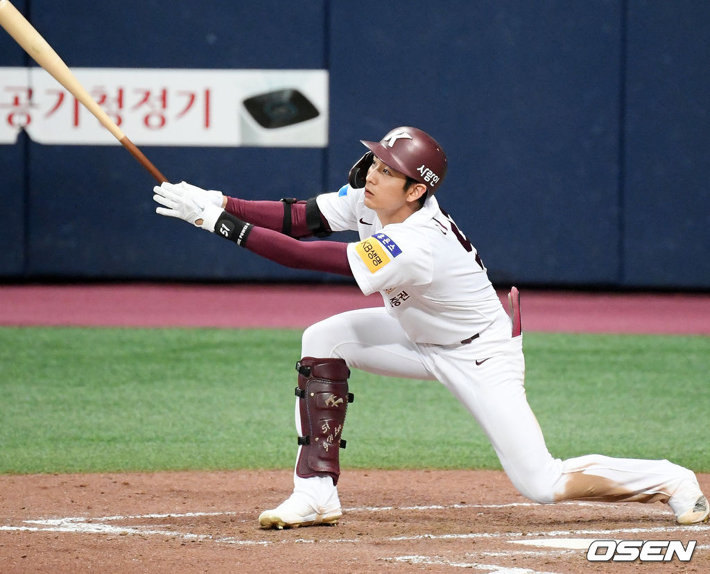 4회말 키움 선두타자 이정후가 우중간 안타를 날리고 있다./rumi@osen.co.kr