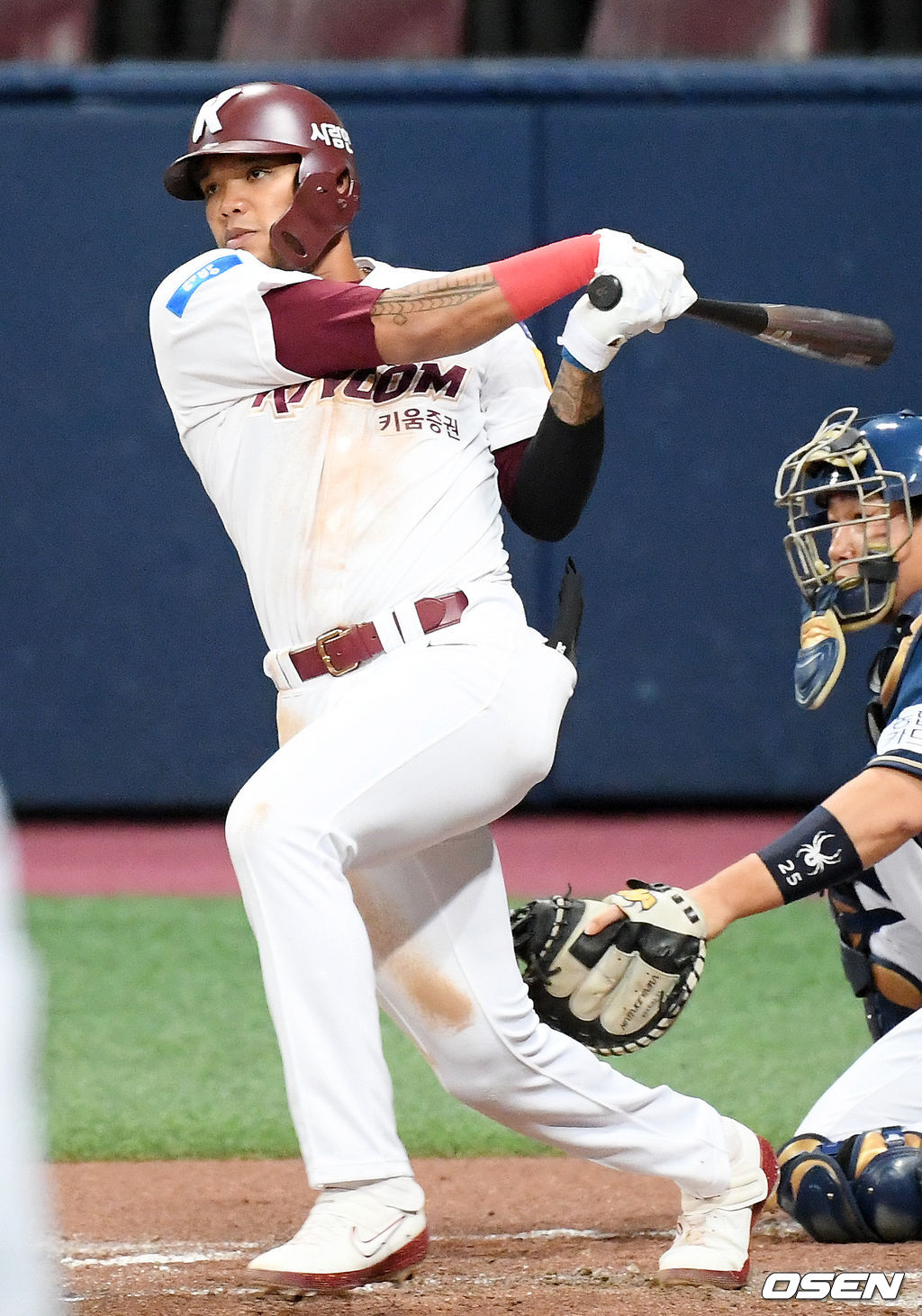 2회말 2사 주자 2루 키움 러셀이 좌익수 앞 선취 1타점 적시타를 날리고 있다./rumi@osen.co.kr