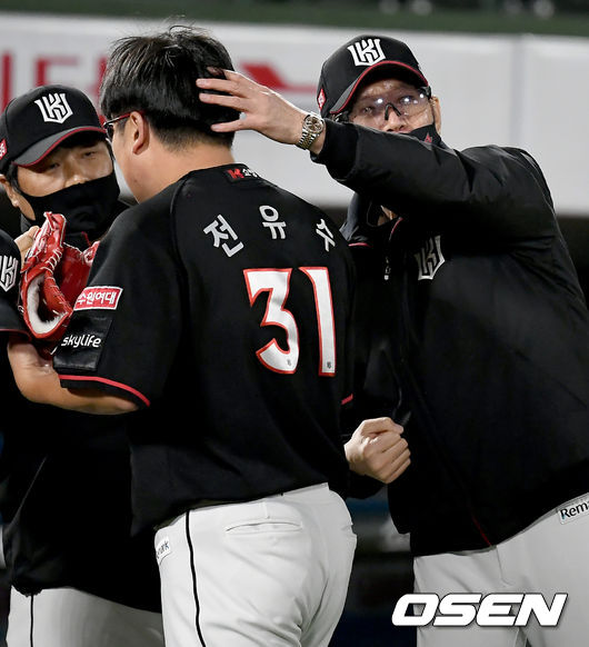 KT가 롯데를 꺾고 2위 자리를 굳건히 지켰다.KT는 8일 사직구장에서 열린 원정 경기에서 선발 배제성의 호투를 앞세워 롯데를 6-5로 승리했다.경기 종료 후 이강철 감독이 전유수와 기쁨을 나누고 있다./ksl0919@osen.co.kr