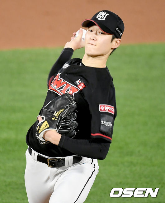 8일 오후 부산 사직야구장에서 ‘2020 신한은행 SOL KBO리그’ 롯데 자이언츠와 KT 위즈의 경기가 열렸다.1회말 KT 선발 배제성이 마운드에 올라 힘차게 공을 뿌리고 있다./ksl0919@osen.co.kr