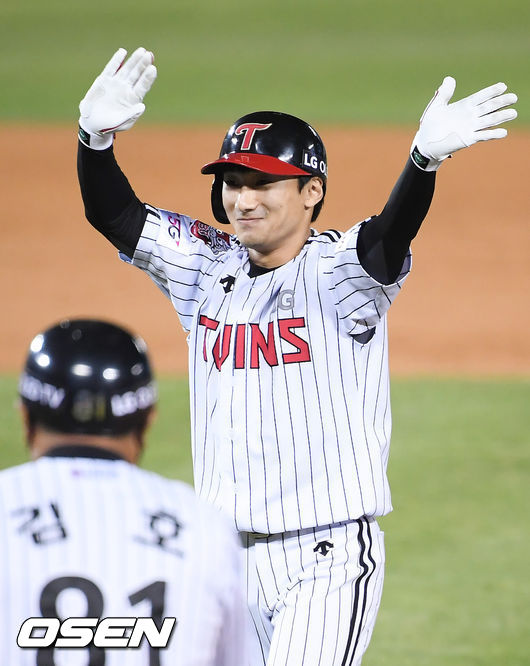 경기종료 후 끝내기 안타를 날린 LG 신민재가 기뻐하고 있다.  / soul1014@osen.co.kr