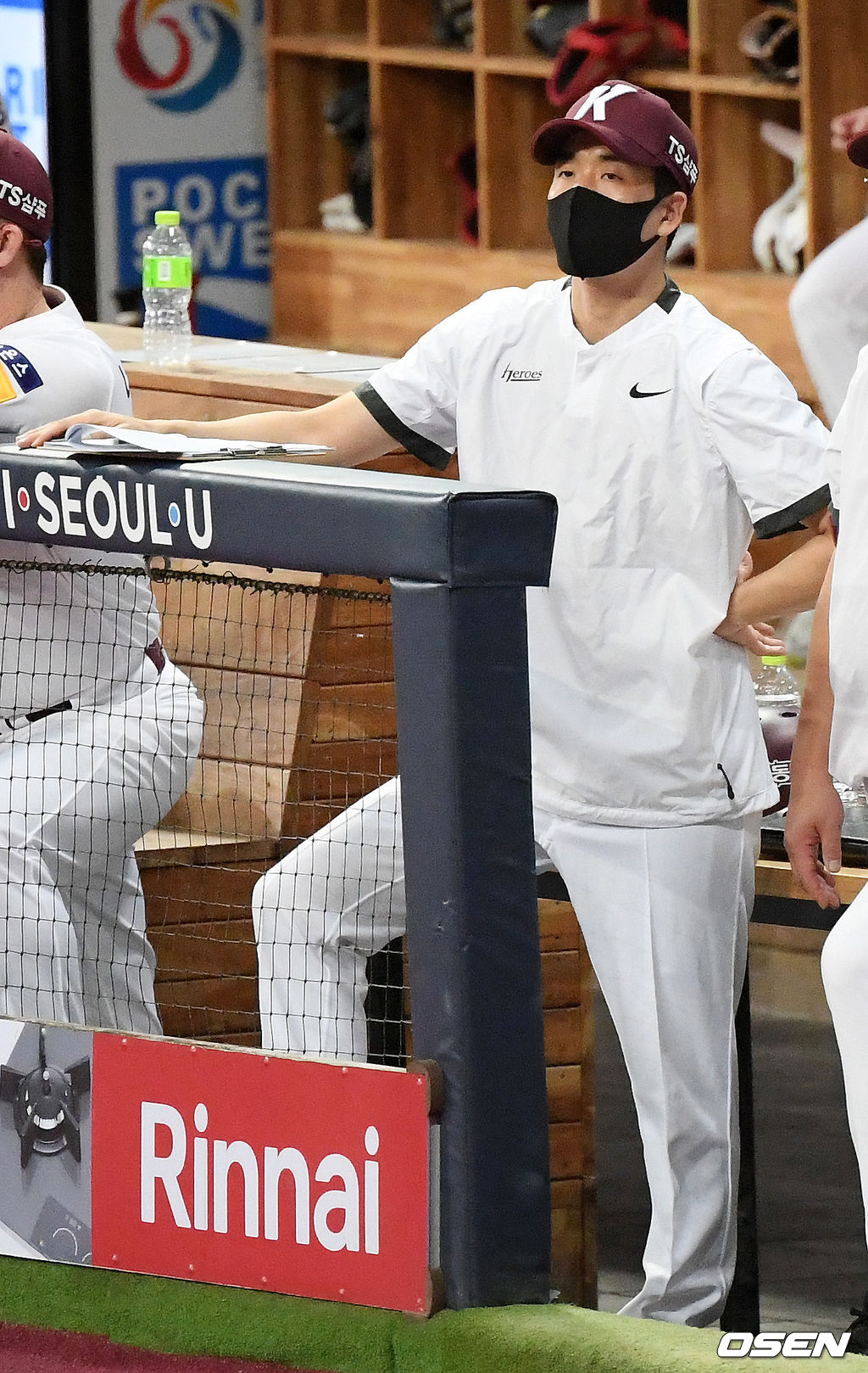 키움 김창현 감독대행이 덕아웃에서 경기를 주시하고 있다./rumi@osen.co.kr